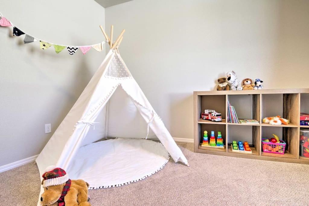 Family Friendly Playroom Garage Caldwell Ngoại thất bức ảnh